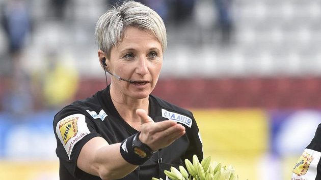 Hlavní rozhodčí zápasu Olomouc - Mladá Boleslav Jana Adámková. Hlavní rozhodčí zápasu Olomouc - Mladá Boleslav Jana Adámková.