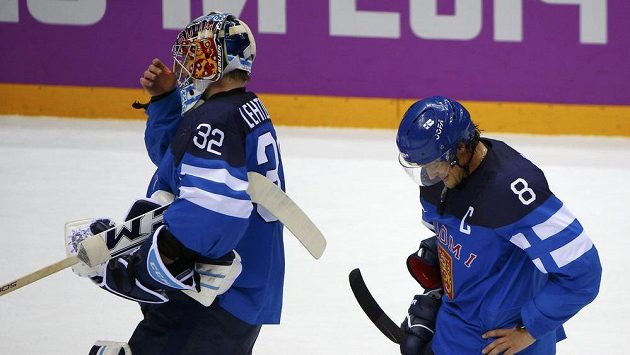 Zklamaní finští hokejisté Kari Lehtonen (vlevo) a Teemu Selänne po semifinálové porážce se Švédy. Zklamaní finští hokejisté Kari Lehtonen (vlevo) a Teemu Selänne po semifinálové porážce se Švédy.