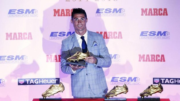 Cristiano Ronaldo pózuje se Zlatou kopačkou. Cristiano Ronaldo pózuje se Zlatou kopačkou.