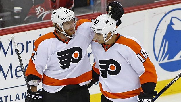 Útočník Philadelphie Jakub Voráček oslavuje svůj gól se spoluhráčem Braydenem Schennem. Sám se letos ještě neprosadil. Útočník Philadelphie Jakub Voráček oslavuje svůj gól se spoluhráčem Braydenem Schennem. Sám se letos ještě neprosadil.