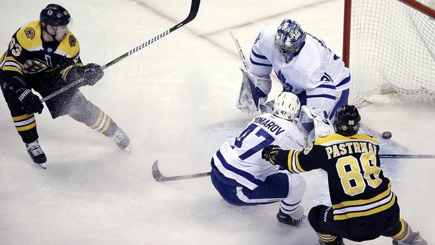 Bostonský Brad Marchand (63) překonává gólmana Toronta Maple Leafs Frederika Andersena (31). Obránce Leo Komarov (47) se snaží zastavit Davida Pastrňáka. Bostonský Brad Marchand (63) překonává gólmana Toronta Maple Leafs Frederika Andersena (31). Obránce Leo Komarov (47) se snaží zastavit Davida Pastrňáka.