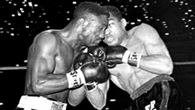 V 75 letech zemřel bývalý kubánský boxer Ultiminio "Sugar" Ramos, jehož dva soupeři zápasy s ním nepřežili. Jedním z nich byl Davey Moore, jenž je na snímku v souboji s Ramosem. V 75 letech zemřel bývalý kubánský boxer Ultiminio "Sugar" Ramos, jehož dva soupeři zápasy s ním nepřežili. Jedním z nich byl Davey Moore, jenž je na snímku v souboji s Ramosem.