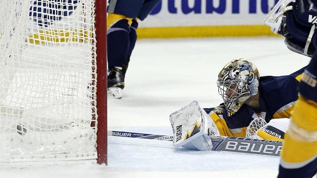 Zklamaný Michal Neuvirth po jedné z inkasovaných branek v zápase s Edmontonem. Zklamaný Michal Neuvirth po jedné z inkasovaných branek v zápase s Edmontonem.