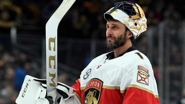 Bývalý brankář Roberto Luongo bude prvním hokejistou, jehož číslo vyřadí z užívání klub NHL Florida Panthers. Bývalý brankář Roberto Luongo bude prvním hokejistou, jehož číslo vyřadí z užívání klub NHL Florida Panthers.