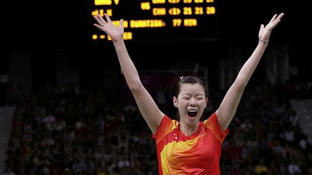 Čínská badmintonistka Li Süe-žuej oslavuje olympijský triumf ve dvouhře. Čínská badmintonistka Li Süe-žuej oslavuje olympijský triumf ve dvouhře.