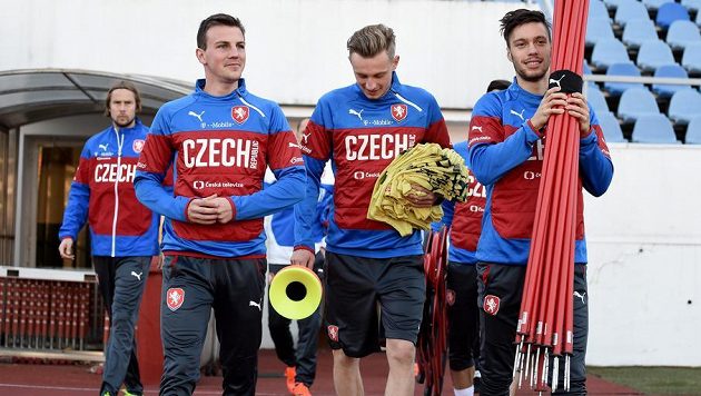 Zleva Jaroslav Plašil, Vladimír Darida, Ladislav Krejčí a Václav Kadlec přicházejí na trénink. Zleva Jaroslav Plašil, Vladimír Darida, Ladislav Krejčí a Václav Kadlec přicházejí na trénink.