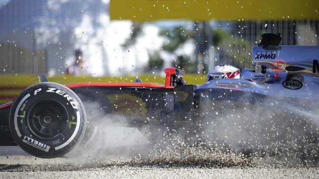 McLaren pilotovaný Kevinem Magnussenem letí během tréninku v Albert Parku v Melbourne mimo trať... McLaren pilotovaný Kevinem Magnussenem letí během tréninku v Albert Parku v Melbourne mimo trať...