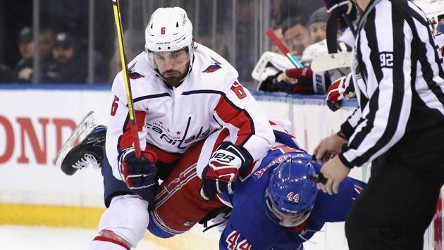 Obránce Washingtonu Michal Kempný (v bílém) v souboji s Nealem Pionkem z NY Rangers. Obránce Washingtonu Michal Kempný (v bílém) v souboji s Nealem Pionkem z NY Rangers.