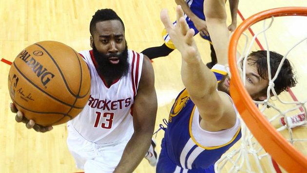 James Harden (13) z Houstonu Rockets byl v utkání NBA proti Golden State Warriors opět nezastavitelný. James Harden (13) z Houstonu Rockets byl v utkání NBA proti Golden State Warriors opět nezastavitelný.