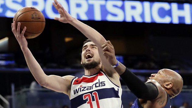 Český basketbalista ve službách Washingtonu Tomáš Satoranský (v bílém) se prosazuje proti Marreesi Speightsovi z Orlanda. Český basketbalista ve službách Washingtonu Tomáš Satoranský (v bílém) se prosazuje proti Marreesi Speightsovi z Orlanda.