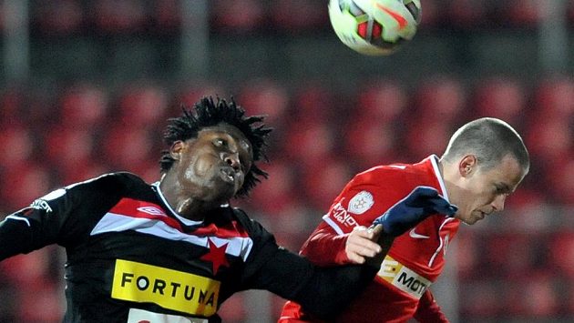 Záložník Slavie Simon Deli (vlevo) a záložník Zbrojovky Jan Sýkora. Záložník Slavie Simon Deli (vlevo) a záložník Zbrojovky Jan Sýkora.