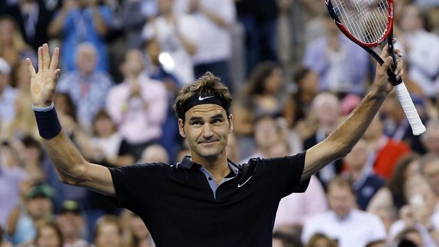 Roger Federer zdraví fanoušky na cetrálním dvorci po postupu do druhého kola US Open. Roger Federer zdraví fanoušky na cetrálním dvorci po postupu do druhého kola US Open.