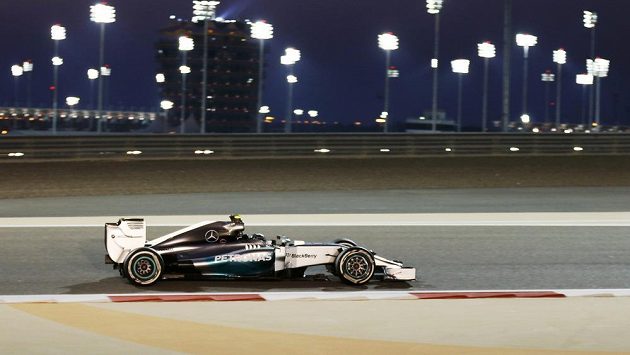 Pilot Mercedes Nico Rosberg při kvalifikaci na GP Bahrajnu. Pilot Mercedes Nico Rosberg při kvalifikaci na GP Bahrajnu.