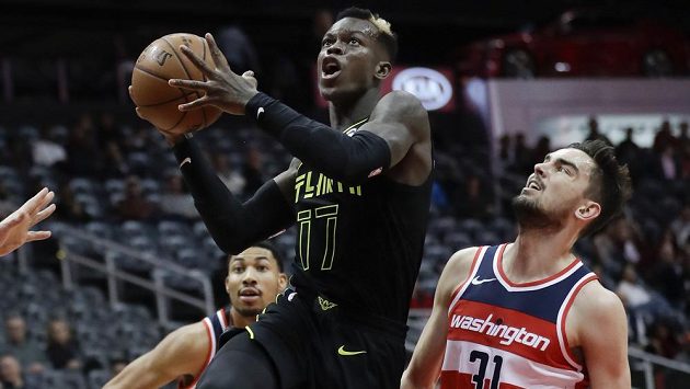 Basketbalista Dennis Schroeder (17) z Atlanty se probíjí kolem Tomáše Satoranského (31) z Washingtonu Basketbalista Dennis Schroeder (17) z Atlanty se probíjí kolem Tomáše Satoranského (31) z Washingtonu