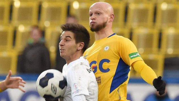 Aleš Čermák (vlevo) z Mladé Boleslavi a Zurab Ciskaridze z Teplic. Aleš Čermák (vlevo) z Mladé Boleslavi a Zurab Ciskaridze z Teplic.
