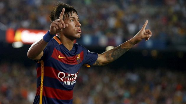 Brazilec Neymar slaví gól do sítě AS Řím v přátelském zápase před sezónou. Brazilec Neymar slaví gól do sítě AS Řím v přátelském zápase před sezónou.