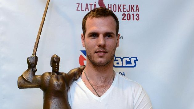 Hokejový útočník David Krejčí s trofejí Zlatá hokejka Hokejový útočník David Krejčí s trofejí Zlatá hokejka