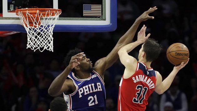 Basketbal Washingtonu Tomáš Satoranský (31) v souboji s Joelem Embiidem (21) z Philadelphie. Basketbal Washingtonu Tomáš Satoranský (31) v souboji s Joelem Embiidem (21) z Philadelphie.