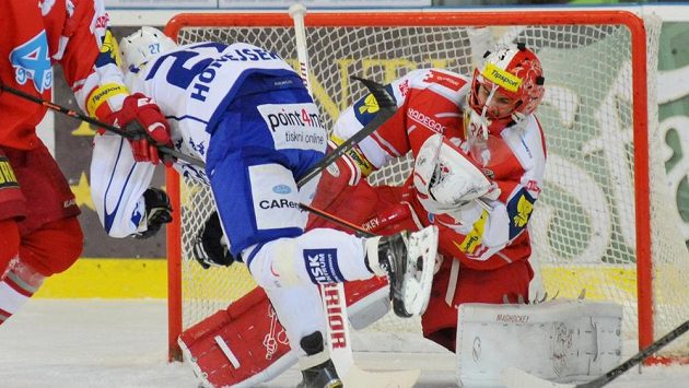 Brankář Olomouce Tomáš Vošvrda a útočník Komety Antonín Honejsek. Brankář Olomouce Tomáš Vošvrda a útočník Komety Antonín Honejsek.
