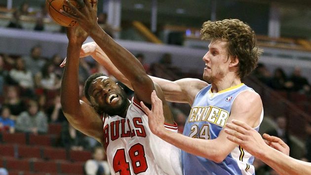 Český basketbalista ve službách Denveru Jan Veselý (vpravo) fauluje Nazra Mohammeda z týmu Chicago Bulls v zápase NBA. Český basketbalista ve službách Denveru Jan Veselý (vpravo) fauluje Nazra Mohammeda z týmu Chicago Bulls v zápase NBA.