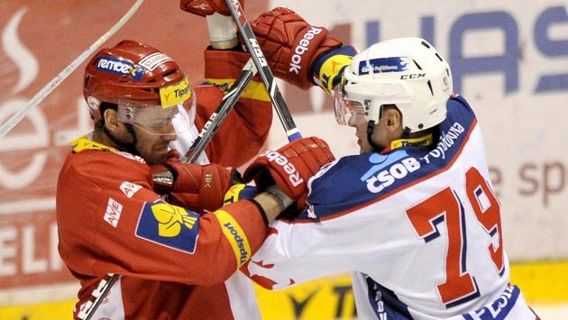 Slávistický obránce Kyle Wharton (vlevo) v potyčce s pardubickým útočníkem Tomášem Zohornou. Slávistický obránce Kyle Wharton (vlevo) v potyčce s pardubickým útočníkem Tomášem Zohornou.