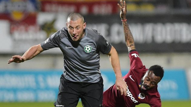 Příbramský útočník Miroslav Slepička a Guélor Kanga ze Sparty během utkání nejvyšší fotbalové soutěže. Příbramský útočník Miroslav Slepička a Guélor Kanga ze Sparty během utkání nejvyšší fotbalové soutěže.