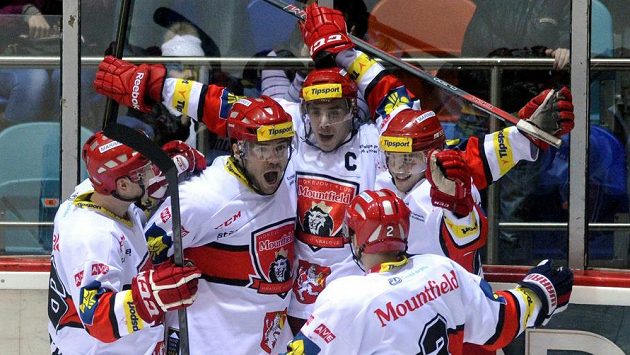 Radost královéhradeckých hokejistů z vítězné branky na 3:2, kterou vstřelil Jiří Šimánek (uprostřed). Radost královéhradeckých hokejistů z vítězné branky na 3:2, kterou vstřelil Jiří Šimánek (uprostřed).