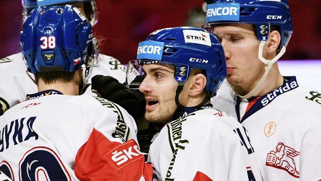 Střelec prvního gólu Čechů Jakub Flek (druhý zprava) se svými spoluhráči. Střelec prvního gólu Čechů Jakub Flek (druhý zprava) se svými spoluhráči.