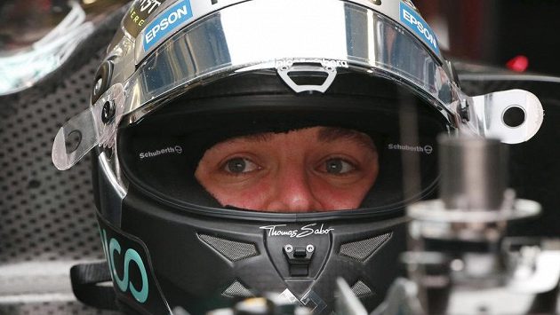 Nico Rosberg odstartuje se svým mercedesem v Soči z pole position. Nico Rosberg odstartuje se svým mercedesem v Soči z pole position.