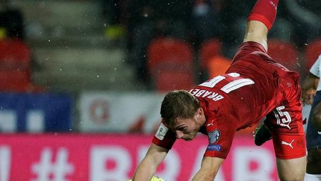 Český reprezentant Jakub Brabec při krkolomném pádu přes brankáře Tomáše Vaclíka během duelu s Norskem. Český reprezentant Jakub Brabec při krkolomném pádu přes brankáře Tomáše Vaclíka během duelu s Norskem.