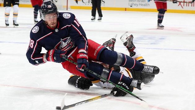 Pierre-Luc Dubois (18) z Columbusu zastavený v přípravě na restart NHL Brandonem Carlem z Bostonu. Pierre-Luc Dubois (18) z Columbusu zastavený v přípravě na restart NHL Brandonem Carlem z Bostonu.