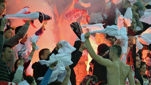 Fanoušci Slavie při derby se Spartou. Fanoušci Slavie při derby se Spartou.