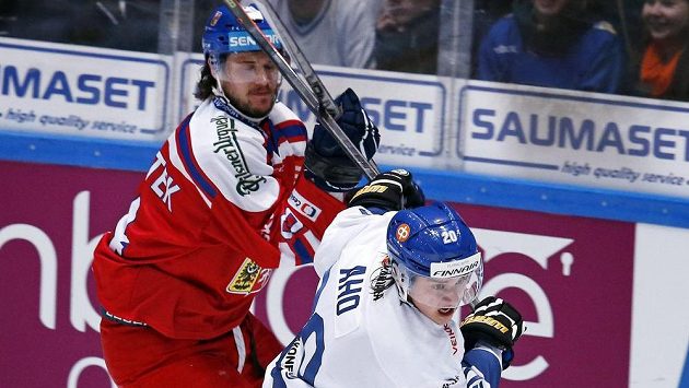 Český obránce Tomáš Kundrátek (vlevo) a Sebastian Aho z Finska v zápase Euro Hockey Tour. Český obránce Tomáš Kundrátek (vlevo) a Sebastian Aho z Finska v zápase Euro Hockey Tour.