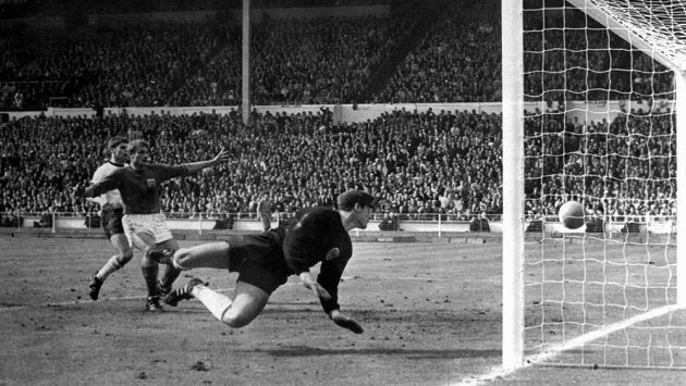 Památný moment kariéry Hanse Tilkowského. Angličan Geoff Hurst (není na snímku) střílí v prodloužení ve finále MS 1966 ve Wembley sporný gól na 3:2 německý brankář už zasáhnout nestačil. Památný moment kariéry Hanse Tilkowského. Angličan Geoff Hurst (není na snímku) střílí v prodloužení ve finále MS 1966 ve Wembley sporný gól na 3:2 německý brankář už zasáhnout nestačil.
