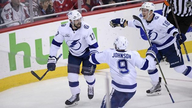 Slavící hokejisté Tampy Alex Killorn (17), Ondřej Palát (18) a Tyler Johnson (9) po rozhodujícím gólu ve čtvrtém utkání série s Washingtonem. Slavící hokejisté Tampy Alex Killorn (17), Ondřej Palát (18) a Tyler Johnson (9) po rozhodujícím gólu ve čtvrtém utkání série s Washingtonem.