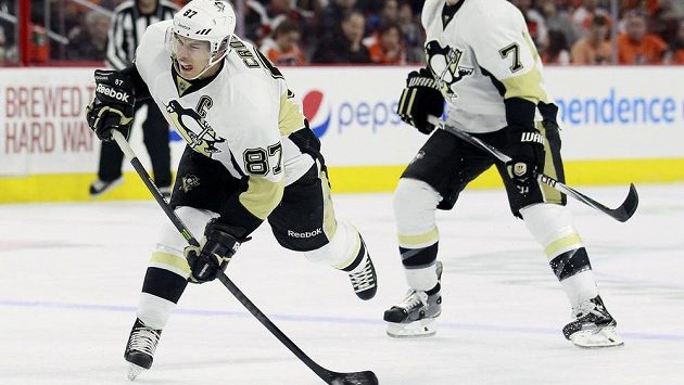 Sidney Crosby marně míří na bránu Letců. Sidney Crosby marně míří na bránu Letců.