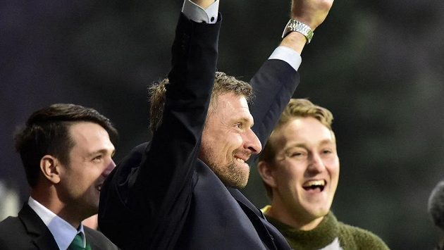 Trenér Bohemians Martin Hašek se raduje z výhry nad Plzní - a teď i z nové smlouvy. Trenér Bohemians Martin Hašek se raduje z výhry nad Plzní - a teď i z nové smlouvy.