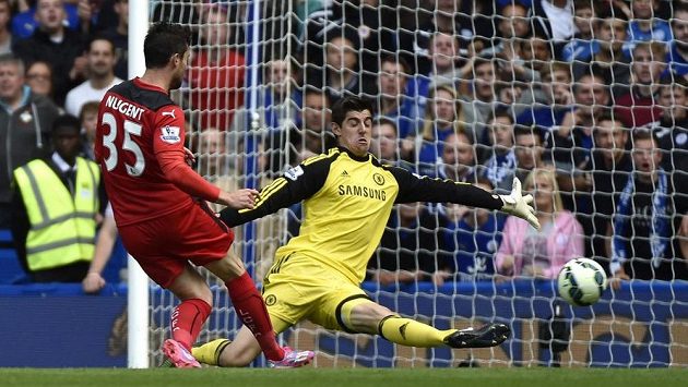 Brankář Chelsea Thibaut Courtois (vpravo) při zákroku proti střele Davida Nugenta. Brankář Chelsea Thibaut Courtois (vpravo) při zákroku proti střele Davida Nugenta.