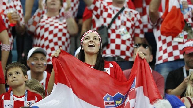 Chorvatští fanoušci během čtvrtfinálového zápasu s Ruskem během MS ve fotbale. Chorvatští fanoušci během čtvrtfinálového zápasu s Ruskem během MS ve fotbale.