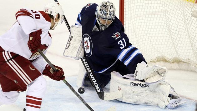 Ondřej Pavelec v brance Winnipegu takhle vychytal Antoina Vermetteho z Arizony. Ondřej Pavelec v brance Winnipegu takhle vychytal Antoina Vermetteho z Arizony.