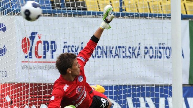 Brankář Slovácka Milan Heča inkasuje gól z penalty, kterou proměnil teplický záložník Martin Fillo (není na snímku). Brankář Slovácka Milan Heča inkasuje gól z penalty, kterou proměnil teplický záložník Martin Fillo (není na snímku).