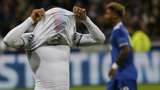 Zklamaný útočník Lyonu Alexandre Lacazette po neproměněné penaltě v zápase Ligy mistrů s Juventusem Turín. Zklamaný útočník Lyonu Alexandre Lacazette po neproměněné penaltě v zápase Ligy mistrů s Juventusem Turín.