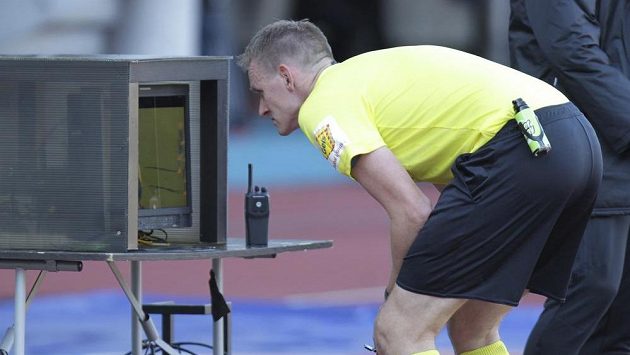Hlavní rozhodčí Ondřej Berka posuzuje na videozáznamu faul Milana Baroše z Baníku na Tomáše Součka ze Slavie. Poté Barošovi udělil červenou kartu. Hlavní rozhodčí Ondřej Berka posuzuje na videozáznamu faul Milana Baroše z Baníku na Tomáše Součka ze Slavie. Poté Barošovi udělil červenou kartu.