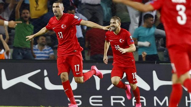 Turecký útočník Burak Yilmaz (vlevo) slaví se spoluhráči gól proti Nizozemsku. Turecký útočník Burak Yilmaz (vlevo) slaví se spoluhráči gól proti Nizozemsku.