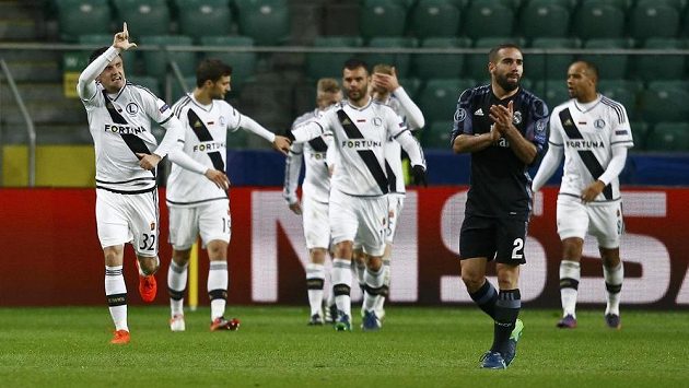 Záložník Legie Varšava Miroslav Radovič (zcela vlevo) se raduje se spoluhráči z vyrovnávacího gólu proti Realu Madrid. Záložník Legie Varšava Miroslav Radovič (zcela vlevo) se raduje se spoluhráči z vyrovnávacího gólu proti Realu Madrid.