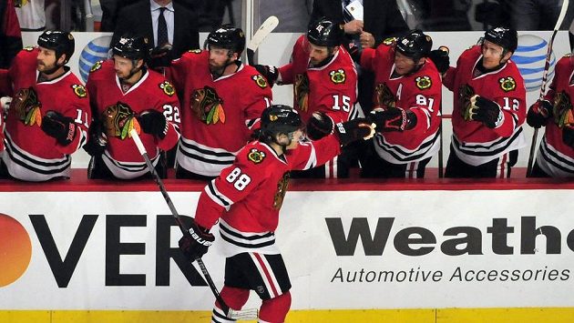 Útočník Patrick Kane (88) se raduje se spoluhráči z gólu proti Bostonu. Útočník Patrick Kane (88) se raduje se spoluhráči z gólu proti Bostonu.
