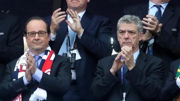 Dočasný prezident UEFA President Ángel María Villar (vpravo) a francouzský prezident Francois Hollande. Dočasný prezident UEFA President Ángel María Villar (vpravo) a francouzský prezident Francois Hollande.
