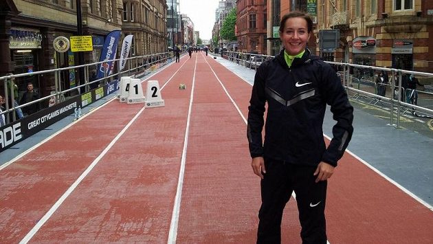 Sprinterka Denisa Rosolová, za ní dlouhá rovinka v ulicích Manchesteru. Sprinterka Denisa Rosolová, za ní dlouhá rovinka v ulicích Manchesteru.