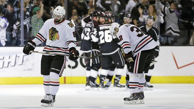 Zklamaní Nick Leddy (vlevo) a Michal Rozsíval. Chicago právě inkasovalo pátý gól ve čtvrtém zápase semifinále NHL s Los Angeles. Zklamaní Nick Leddy (vlevo) a Michal Rozsíval. Chicago právě inkasovalo pátý gól ve čtvrtém zápase semifinále NHL s Los Angeles.