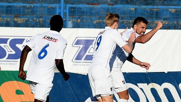 Milan Baroš přijímá gratulace od Michala Frydrycha po vstřelené brance do sítě. Milan Baroš přijímá gratulace od Michala Frydrycha po vstřelené brance do sítě.